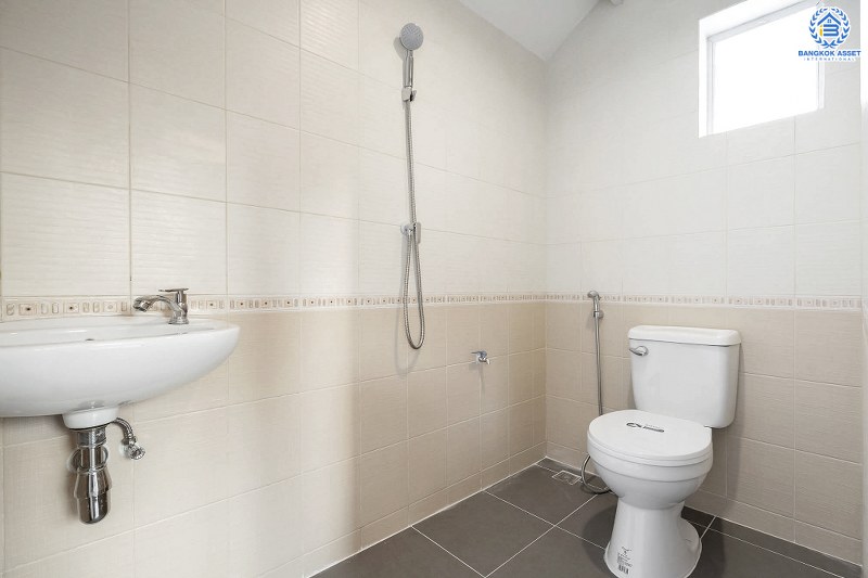 บ้านมือสองตกแต่งใหม่ LH แปลงมุม ที่ดินใหญ่ 102 ตร.ว. โครงการ ชลลดา บางบัวทอง-รัตนาธิเบศร์ ตอบโจทย์ครอบครัวใหญ่ ฟังก์ชั่น 4 ห้องนอน 2 ห้องน้ำ 1 ห้องอเนกประสงค์ พร้อม facilitys ครบครัน บนทำเลศักยภาพ เชื่อมต่อหลายเส้นทาง ใกล้เซ็นทรัลเวสต์เกต และ MRT สถานีบางพลู...