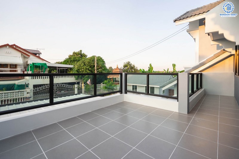 บ้านมือสองตกแต่งใหม่ LH แปลงมุม ที่ดินใหญ่ 102 ตร.ว. โครงการ ชลลดา บางบัวทอง-รัตนาธิเบศร์ ตอบโจทย์ครอบครัวใหญ่ ฟังก์ชั่น 4 ห้องนอน 2 ห้องน้ำ 1 ห้องอเนกประสงค์ พร้อม facilitys ครบครัน บนทำเลศักยภาพ เชื่อมต่อหลายเส้นทาง ใกล้เซ็นทรัลเวสต์เกต และ MRT สถานีบางพลู...