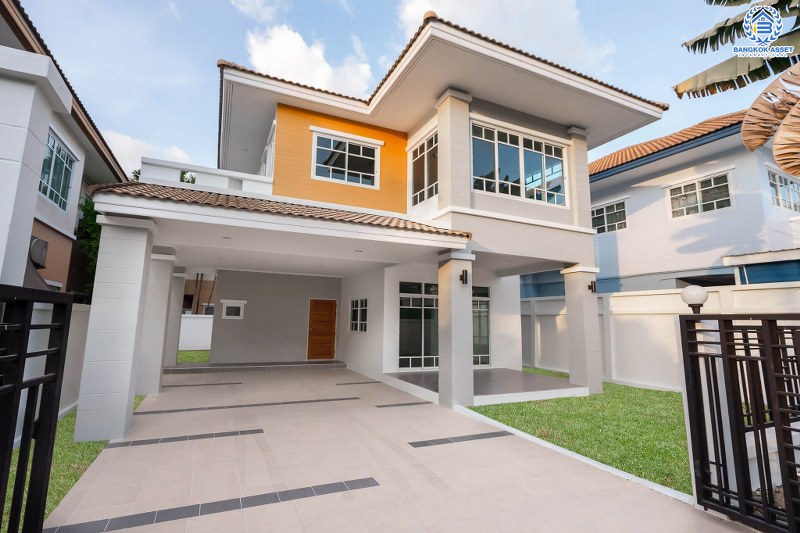 บ้านมือสองตกแต่งใหม่ ทำเลโซนเมือง! ห้องมุม ม.ปัญฐิญา1 นครอินทร์-พระราม5 (ใกล้สะพานพระราม5) ตกแต่งดีไซน์ทันสมัย เนื้อที่ 54.7 ตร.ว. หลังใหญ่พร้อมอยู่ ฟังก์ชั่น 3 ห้องนอน 3 ห้องน้ำ 2 ที่จอดรถ ทำเลศักยภาพ เชื่อมต่อถนนหลายสาย ใกล้รถไฟฟ้าสถานี "แยกติวานนท์"