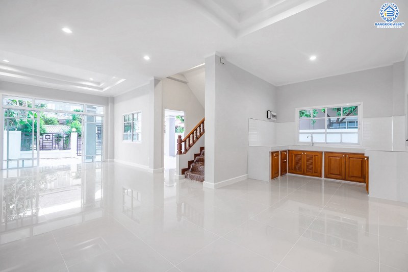 บ้านมือสองตกแต่งใหม่ ทำเลโซนเมือง! ห้องมุม ม.ปัญฐิญา1 นครอินทร์-พระราม5 (ใกล้สะพานพระราม5) ตกแต่งดีไซน์ทันสมัย เนื้อที่ 54.7 ตร.ว. หลังใหญ่พร้อมอยู่ ฟังก์ชั่น 3 ห้องนอน 3 ห้องน้ำ 2 ที่จอดรถ ทำเลศักยภาพ เชื่อมต่อถนนหลายสาย ใกล้รถไฟฟ้าสถานี "แยกติวานนท์"