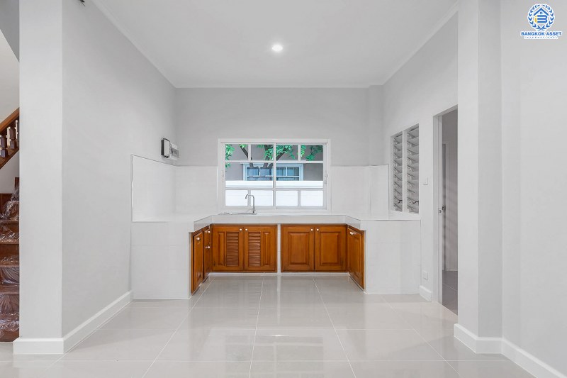 บ้านมือสองตกแต่งใหม่ ทำเลโซนเมือง! ห้องมุม ม.ปัญฐิญา1 นครอินทร์-พระราม5 (ใกล้สะพานพระราม5) ตกแต่งดีไซน์ทันสมัย เนื้อที่ 54.7 ตร.ว. หลังใหญ่พร้อมอยู่ ฟังก์ชั่น 3 ห้องนอน 3 ห้องน้ำ 2 ที่จอดรถ ทำเลศักยภาพ เชื่อมต่อถนนหลายสาย ใกล้รถไฟฟ้าสถานี "แยกติวานนท์"