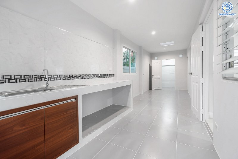 บ้านมือสองตกแต่งใหม่ ทำเลโซนเมือง! ห้องมุม ม.ปัญฐิญา1 นครอินทร์-พระราม5 (ใกล้สะพานพระราม5) ตกแต่งดีไซน์ทันสมัย เนื้อที่ 54.7 ตร.ว. หลังใหญ่พร้อมอยู่ ฟังก์ชั่น 3 ห้องนอน 3 ห้องน้ำ 2 ที่จอดรถ ทำเลศักยภาพ เชื่อมต่อถนนหลายสาย ใกล้รถไฟฟ้าสถานี "แยกติวานนท์"