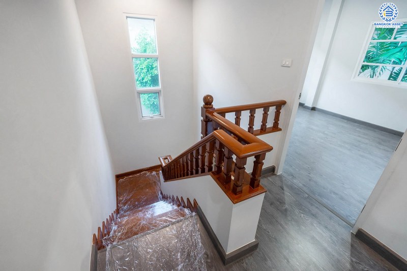 บ้านมือสองตกแต่งใหม่ ทำเลโซนเมือง! ห้องมุม ม.ปัญฐิญา1 นครอินทร์-พระราม5 (ใกล้สะพานพระราม5) ตกแต่งดีไซน์ทันสมัย เนื้อที่ 54.7 ตร.ว. หลังใหญ่พร้อมอยู่ ฟังก์ชั่น 3 ห้องนอน 3 ห้องน้ำ 2 ที่จอดรถ ทำเลศักยภาพ เชื่อมต่อถนนหลายสาย ใกล้รถไฟฟ้าสถานี "แยกติวานนท์"