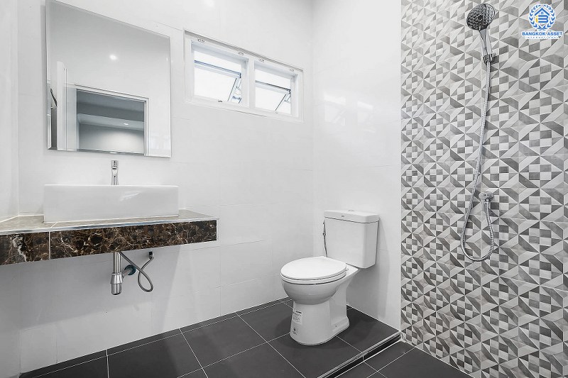 บ้านมือสองตกแต่งใหม่ ทำเลโซนเมือง! ห้องมุม ม.ปัญฐิญา1 นครอินทร์-พระราม5 (ใกล้สะพานพระราม5) ตกแต่งดีไซน์ทันสมัย เนื้อที่ 54.7 ตร.ว. หลังใหญ่พร้อมอยู่ ฟังก์ชั่น 3 ห้องนอน 3 ห้องน้ำ 2 ที่จอดรถ ทำเลศักยภาพ เชื่อมต่อถนนหลายสาย ใกล้รถไฟฟ้าสถานี "แยกติวานนท์"