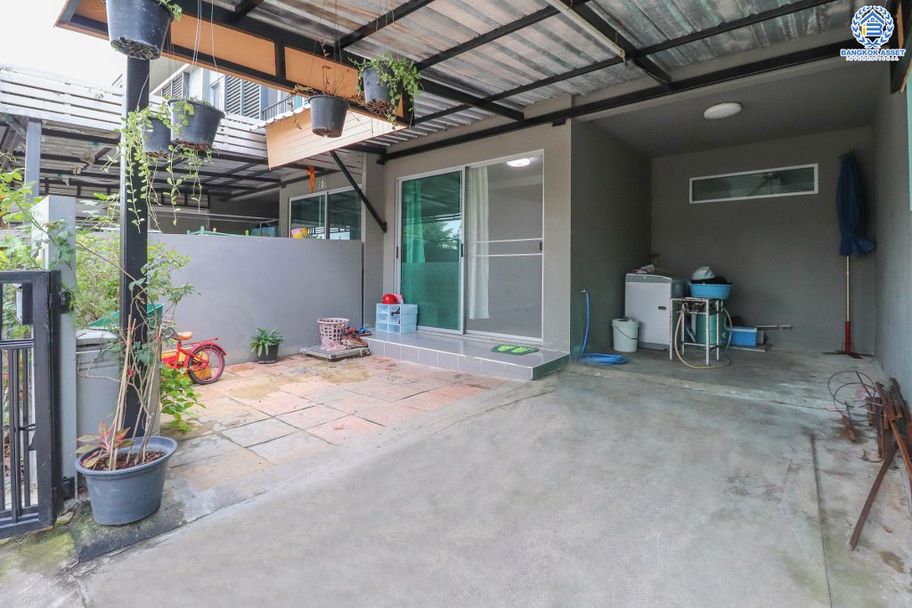 ทาวน์เฮ้าส์มือสองนนทบุรี สไตล์โมเดิร์น ม.พฤกษาไลท์ล็อกซ์ บางใหญ่-กาญจนาฯ (หน้ากว้าง 6 เมตร) ต่อเติมเต็ม เนื้อที่ 18.5 ตร.ว. ฟังก์ชั่น 3 ห้องนอน 2 ห้องน้ำ กว้างขวาง อยู่สบาย ทำเลดี เชื่อมสู่หลายเส้นทางได้อย่างรวดเร็ว ใกล้เซ็นทรัลฯ ทางด่วน และ MRT สายสีม่วง สถานีตลาดบางใหญ่...