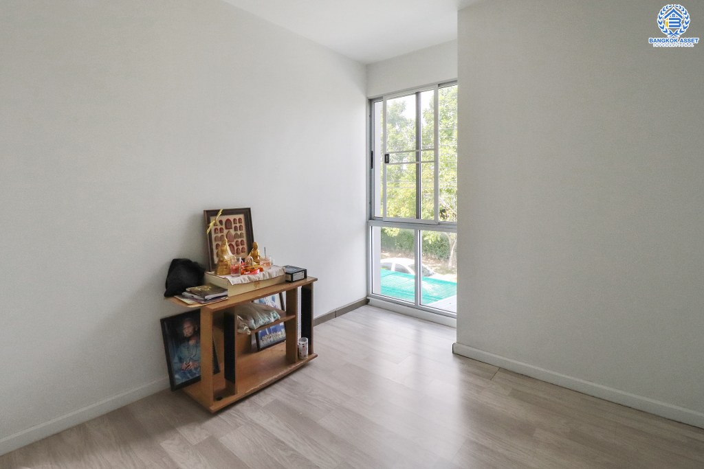 ทาวน์เฮ้าส์มือสองนนทบุรี สไตล์โมเดิร์น ม.พฤกษาไลท์ล็อกซ์ บางใหญ่-กาญจนาฯ (หน้ากว้าง 6 เมตร) ต่อเติมเต็ม เนื้อที่ 18.5 ตร.ว. ฟังก์ชั่น 3 ห้องนอน 2 ห้องน้ำ กว้างขวาง อยู่สบาย ทำเลดี เชื่อมสู่หลายเส้นทางได้อย่างรวดเร็ว ใกล้เซ็นทรัลฯ ทางด่วน และ MRT สายสีม่วง สถานีตลาดบางใหญ่...