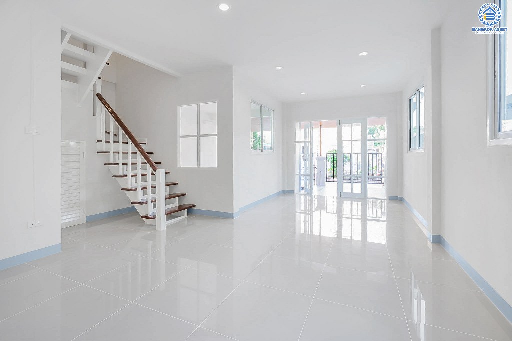 บ้านมือสองตกแต่งใหม่ ห้องมุม! แบรนด์ L&H ม.บุศรินทร์วงแหวน (บ้านกล้วย-ไทรน้อย) แต่งเต็มพร้อมอยู่ เนื้อที่ 23 ตร.ว. ฟังก์ชั่นครบครัน! 3 ห้องนอน 2 ห้องน้ำ ครัวกว้างพร้อมเคาน์เตอร์ บนทำเลคุณภาพ! เดินทางสะดวก ใกล้เซ็นทรัลเวสต์เกต และรถไฟฟ้า สถานีคลองบางไผ่