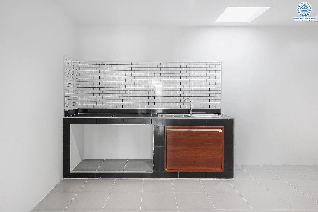 บ้านมือสองตกแต่งใหม่ ห้องมุม! แบรนด์ L&H ม.บุศรินทร์วงแหวน (บ้านกล้วย-ไทรน้อย) แต่งเต็มพร้อมอยู่ เนื้อที่ 23 ตร.ว. ฟังก์ชั่นครบครัน! 3 ห้องนอน 2 ห้องน้ำ ครัวกว้างพร้อมเคาน์เตอร์ บนทำเลคุณภาพ! เดินทางสะดวก ใกล้เซ็นทรัลเวสต์เกต และรถไฟฟ้า สถานีคลองบางไผ่