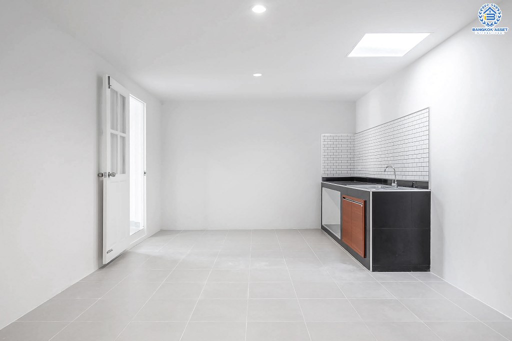 บ้านมือสองตกแต่งใหม่ ห้องมุม! แบรนด์ L&H ม.บุศรินทร์วงแหวน (บ้านกล้วย-ไทรน้อย) แต่งเต็มพร้อมอยู่ เนื้อที่ 23 ตร.ว. ฟังก์ชั่นครบครัน! 3 ห้องนอน 2 ห้องน้ำ ครัวกว้างพร้อมเคาน์เตอร์ บนทำเลคุณภาพ! เดินทางสะดวก ใกล้เซ็นทรัลเวสต์เกต และรถไฟฟ้า สถานีคลองบางไผ่