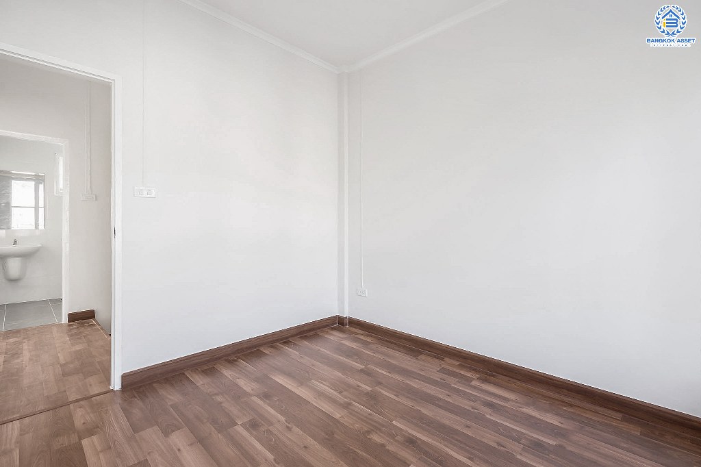 บ้านมือสองตกแต่งใหม่ ห้องมุม! แบรนด์ L&H ม.บุศรินทร์วงแหวน (บ้านกล้วย-ไทรน้อย) แต่งเต็มพร้อมอยู่ เนื้อที่ 23 ตร.ว. ฟังก์ชั่นครบครัน! 3 ห้องนอน 2 ห้องน้ำ ครัวกว้างพร้อมเคาน์เตอร์ บนทำเลคุณภาพ! เดินทางสะดวก ใกล้เซ็นทรัลเวสต์เกต และรถไฟฟ้า สถานีคลองบางไผ่