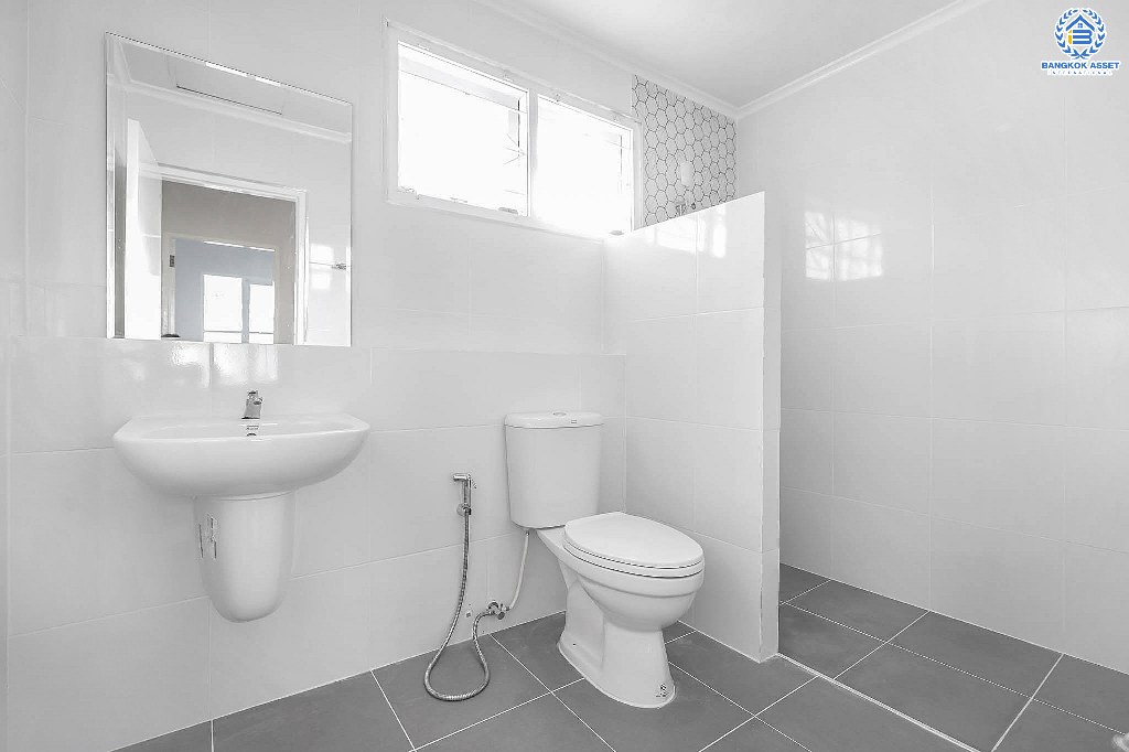 บ้านมือสองตกแต่งใหม่ ห้องมุม! แบรนด์ L&H ม.บุศรินทร์วงแหวน (บ้านกล้วย-ไทรน้อย) แต่งเต็มพร้อมอยู่ เนื้อที่ 23 ตร.ว. ฟังก์ชั่นครบครัน! 3 ห้องนอน 2 ห้องน้ำ ครัวกว้างพร้อมเคาน์เตอร์ บนทำเลคุณภาพ! เดินทางสะดวก ใกล้เซ็นทรัลเวสต์เกต และรถไฟฟ้า สถานีคลองบางไผ่