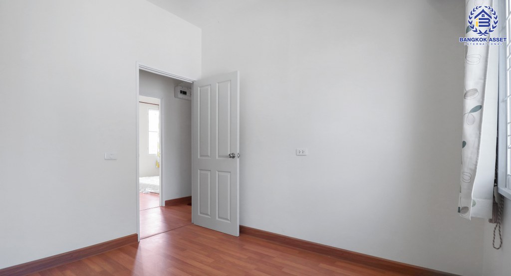 ทาวน์โฮมมือสองนนทบุรี ม.โกลเด้นอเวนิว แจ้งวัฒนะ-ติวานนท์  ต่อเติมพร้อมอยู่ เนื้อที่ 21.2 ตร.ว. 4 ห้องนอน 2 ห้องน้ำ จอดรถได้ 1 คัน  สิ่งอำนวยความสะดวกครบครัน บนทำเลศักยภาพ เพียง 5 นาทีถึงรถไฟฟ้า "สถานีแจ้งวัฒนะ-ปากเกร็ด28" ใกล้เซ็นทรัลแจ้งวัฒนะ ,เมืองทองธานี และจุดขึ้นทางด่วนแจ้งวัฒนะ...