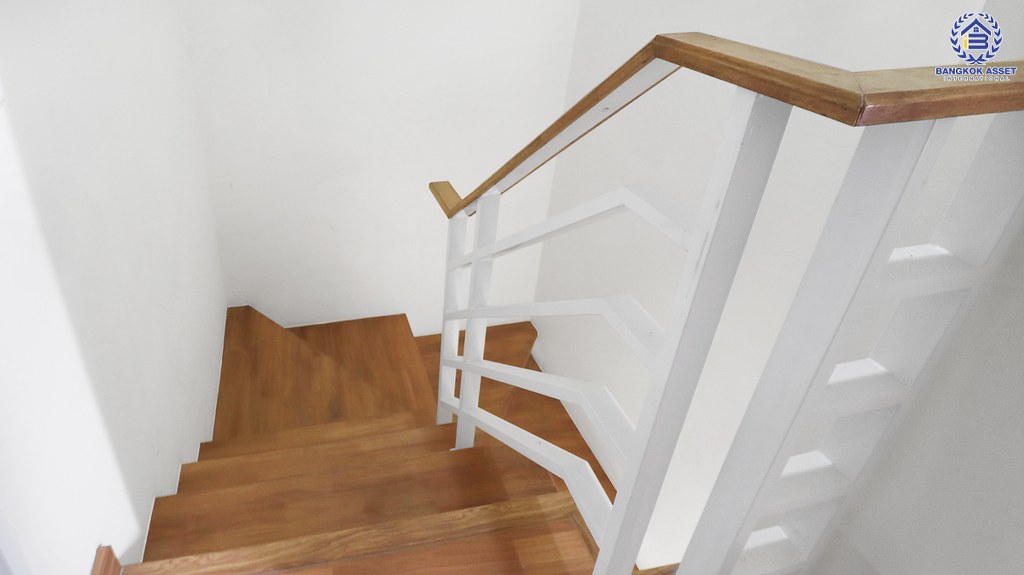 ทาวน์โฮมมือสองนนทบุรี ม.โกลเด้นอเวนิว แจ้งวัฒนะ-ติวานนท์  ต่อเติมพร้อมอยู่ เนื้อที่ 21.2 ตร.ว. 4 ห้องนอน 2 ห้องน้ำ จอดรถได้ 1 คัน  สิ่งอำนวยความสะดวกครบครัน บนทำเลศักยภาพ เพียง 5 นาทีถึงรถไฟฟ้า "สถานีแจ้งวัฒนะ-ปากเกร็ด28" ใกล้เซ็นทรัลแจ้งวัฒนะ ,เมืองทองธานี และจุดขึ้นทางด่วนแจ้งวัฒนะ...