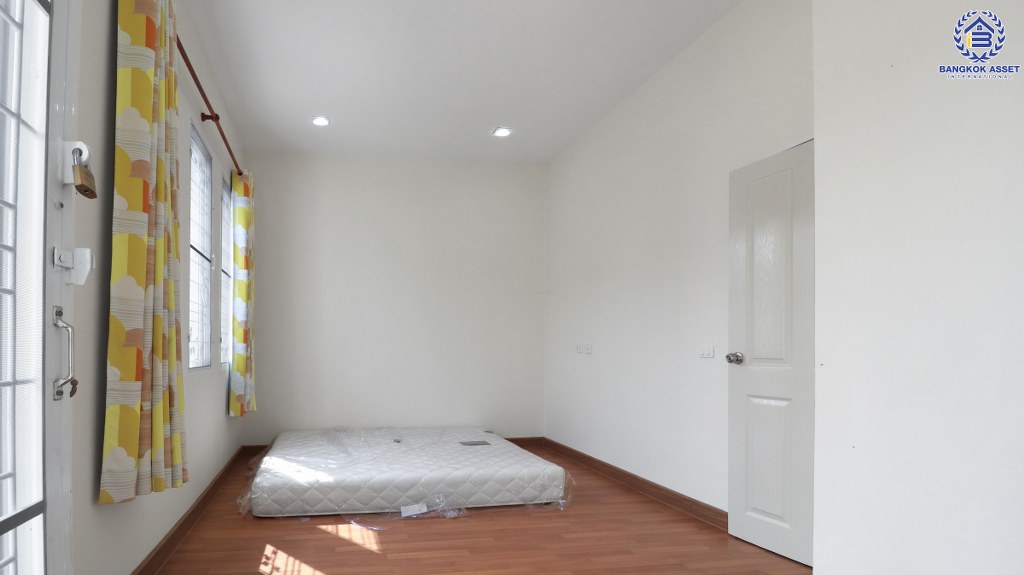 ทาวน์โฮมมือสองนนทบุรี ม.โกลเด้นอเวนิว แจ้งวัฒนะ-ติวานนท์  ต่อเติมพร้อมอยู่ เนื้อที่ 21.2 ตร.ว. 4 ห้องนอน 2 ห้องน้ำ จอดรถได้ 1 คัน  สิ่งอำนวยความสะดวกครบครัน บนทำเลศักยภาพ เพียง 5 นาทีถึงรถไฟฟ้า "สถานีแจ้งวัฒนะ-ปากเกร็ด28" ใกล้เซ็นทรัลแจ้งวัฒนะ ,เมืองทองธานี และจุดขึ้นทางด่วนแจ้งวัฒนะ...