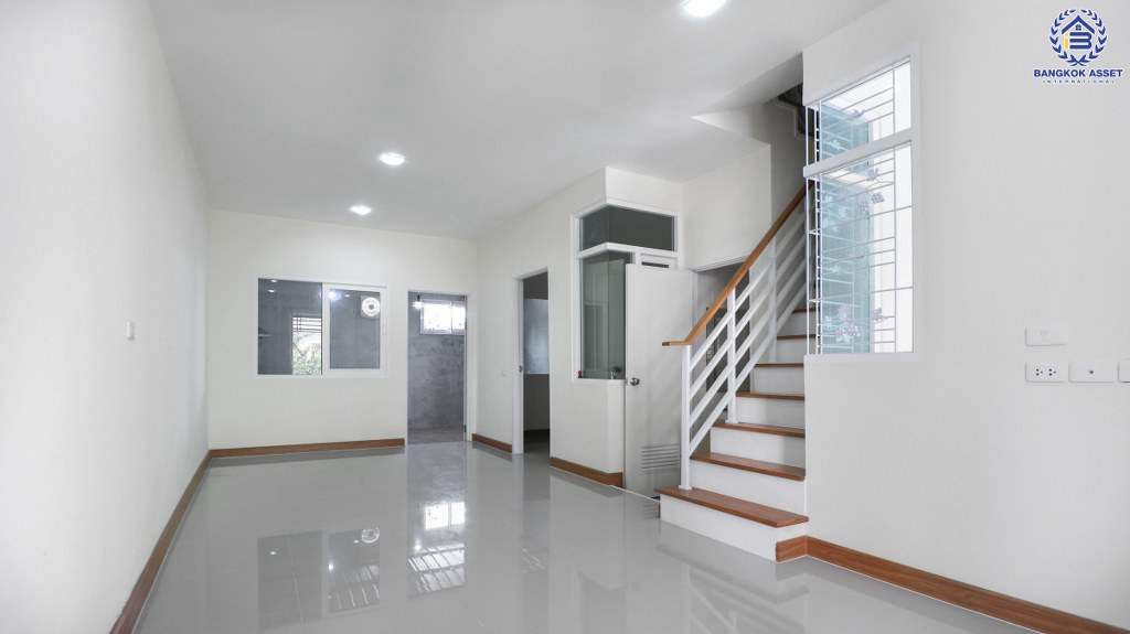 ทาวน์โฮมมือสองนนทบุรี ม.โกลเด้นอเวนิว แจ้งวัฒนะ-ติวานนท์  ต่อเติมพร้อมอยู่ เนื้อที่ 21.2 ตร.ว. 4 ห้องนอน 2 ห้องน้ำ จอดรถได้ 1 คัน  สิ่งอำนวยความสะดวกครบครัน บนทำเลศักยภาพ เพียง 5 นาทีถึงรถไฟฟ้า "สถานีแจ้งวัฒนะ-ปากเกร็ด28" ใกล้เซ็นทรัลแจ้งวัฒนะ ,เมืองทองธานี และจุดขึ้นทางด่วนแจ้งวัฒนะ...