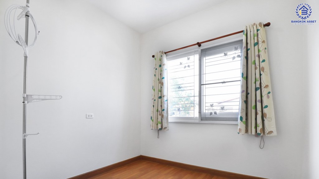 ทาวน์โฮมมือสองนนทบุรี ม.โกลเด้นอเวนิว แจ้งวัฒนะ-ติวานนท์  ต่อเติมพร้อมอยู่ เนื้อที่ 21.2 ตร.ว. 4 ห้องนอน 2 ห้องน้ำ จอดรถได้ 1 คัน  สิ่งอำนวยความสะดวกครบครัน บนทำเลศักยภาพ เพียง 5 นาทีถึงรถไฟฟ้า "สถานีแจ้งวัฒนะ-ปากเกร็ด28" ใกล้เซ็นทรัลแจ้งวัฒนะ ,เมืองทองธานี และจุดขึ้นทางด่วนแจ้งวัฒนะ...