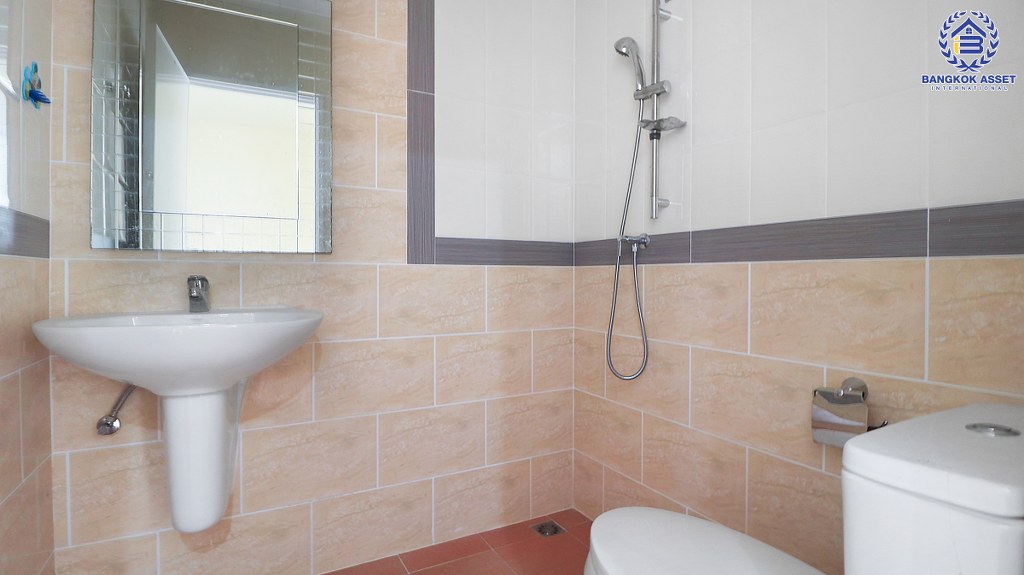 ทาวน์โฮมมือสองนนทบุรี ม.โกลเด้นอเวนิว แจ้งวัฒนะ-ติวานนท์  ต่อเติมพร้อมอยู่ เนื้อที่ 21.2 ตร.ว. 4 ห้องนอน 2 ห้องน้ำ จอดรถได้ 1 คัน  สิ่งอำนวยความสะดวกครบครัน บนทำเลศักยภาพ เพียง 5 นาทีถึงรถไฟฟ้า "สถานีแจ้งวัฒนะ-ปากเกร็ด28" ใกล้เซ็นทรัลแจ้งวัฒนะ ,เมืองทองธานี และจุดขึ้นทางด่วนแจ้งวัฒนะ...