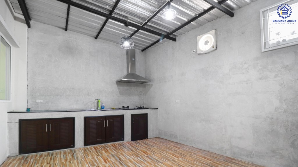 ทาวน์โฮมมือสองนนทบุรี ม.โกลเด้นอเวนิว แจ้งวัฒนะ-ติวานนท์  ต่อเติมพร้อมอยู่ เนื้อที่ 21.2 ตร.ว. 4 ห้องนอน 2 ห้องน้ำ จอดรถได้ 1 คัน  สิ่งอำนวยความสะดวกครบครัน บนทำเลศักยภาพ เพียง 5 นาทีถึงรถไฟฟ้า "สถานีแจ้งวัฒนะ-ปากเกร็ด28" ใกล้เซ็นทรัลแจ้งวัฒนะ ,เมืองทองธานี และจุดขึ้นทางด่วนแจ้งวัฒนะ...