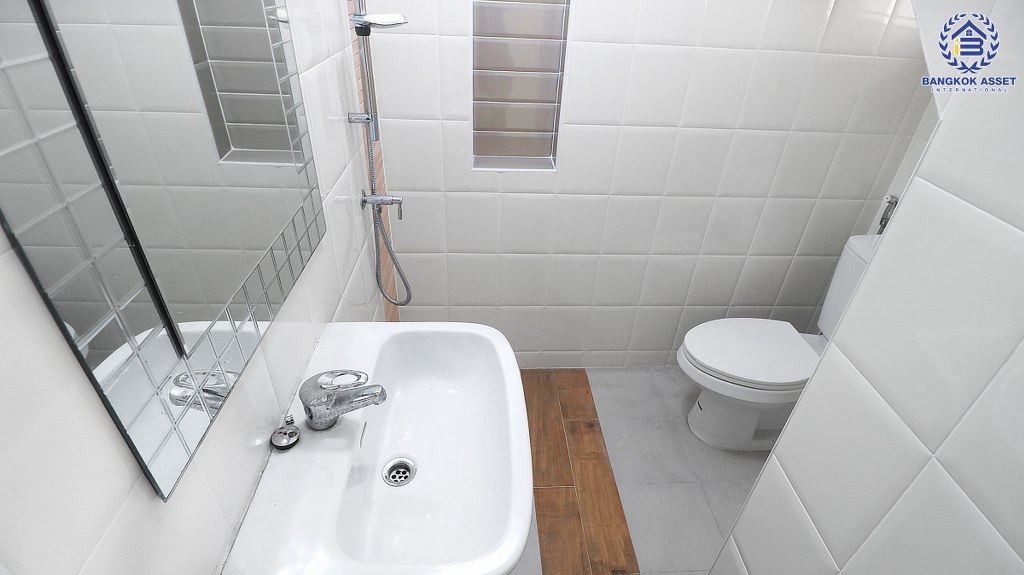 ทาวน์โฮมมือสองนนทบุรี ม.โกลเด้นอเวนิว แจ้งวัฒนะ-ติวานนท์  ต่อเติมพร้อมอยู่ เนื้อที่ 21.2 ตร.ว. 4 ห้องนอน 2 ห้องน้ำ จอดรถได้ 1 คัน  สิ่งอำนวยความสะดวกครบครัน บนทำเลศักยภาพ เพียง 5 นาทีถึงรถไฟฟ้า "สถานีแจ้งวัฒนะ-ปากเกร็ด28" ใกล้เซ็นทรัลแจ้งวัฒนะ ,เมืองทองธานี และจุดขึ้นทางด่วนแจ้งวัฒนะ...