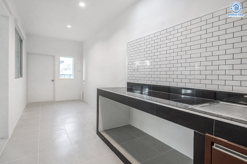 บ้านมือสองตกแต่งใหม่ ห้องมุม! ม.พฤกษาวิลล์63/1 นครอินทร์-พระราม5 พิเศษสุดพร้อมอยู่ เนื้อที่ 23.7 ตร.ว. ฟังก์ชั่น 3 ห้องนอน 2 ห้องน้ำ ครบครันทั้งครัว และโรงรถ บนทำเลโซนเมือง! เดินทางสะดวก เข้า-ออกทาง ซอยวัดสังฆทาน ใกล้สะพานพระราม5 และรถไฟฟ้าสถานี "แยกติวานนท์"