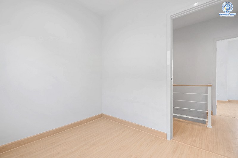 บ้านมือสองตกแต่งใหม่ ห้องมุม! ม.พฤกษาวิลล์63/1 นครอินทร์-พระราม5 พิเศษสุดพร้อมอยู่ เนื้อที่ 23.7 ตร.ว. ฟังก์ชั่น 3 ห้องนอน 2 ห้องน้ำ ครบครันทั้งครัว และโรงรถ บนทำเลโซนเมือง! เดินทางสะดวก เข้า-ออกทาง ซอยวัดสังฆทาน ใกล้สะพานพระราม5 และรถไฟฟ้าสถานี "แยกติวานนท์"