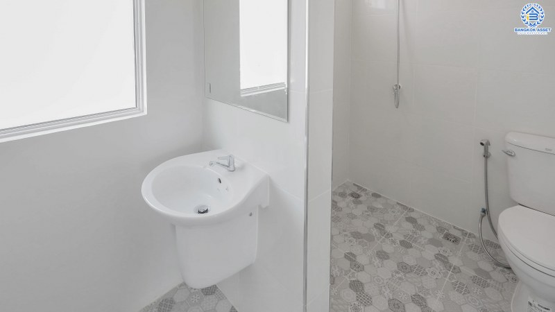 บ้านมือสองตกแต่งใหม่ โซนเมือง ห้องมุม! ม.พฤกษาวิลล์54 พระราม5-นครอินทร์ ตกแต่งพร้อมเข้าอยู่ เนื้อที่ 27.7 ตร.ว. ฟังก์ชั่นครบ 3 ห้องนอน 2 ห้องน้ำ บ้านโปร่ง โล่งสบาย ทำเลดี เดินทางสะดวก ใกล้สะพานพระรามห้า ห้างชั้นนำฯ และรถไฟฟ้าสถานี "แยกติวานนท์"...