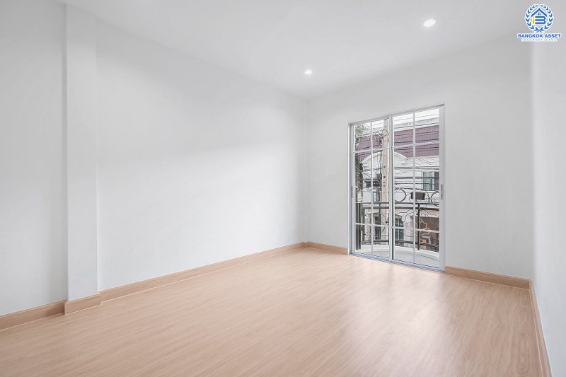 บ้านมือสองตกแต่งใหม่ ฟังก์ชั่นครบ! โครงการ เดอะวิลล่า ราชพฤกษ์-ท่าอิฐ (Property Perfect) บ้านพร้อมอยู่ เนื้อที่ 18 ตร.ว. ฟังก์ชั่นครบ 3 ห้องนอน 2 ห้องน้ำ รองรับทุกการอยู่อาศัย บนทำเลใกล้รถไฟฟ้า สถานีบางรักน้อยท่าอิฐ เชื่อมต่อทั้งถ.รัตนาธิเบศร์ และถ.ราชพฤกษ์