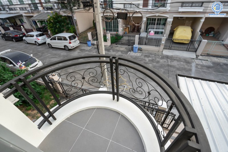 บ้านมือสองตกแต่งใหม่ ฟังก์ชั่นครบ! โครงการ เดอะวิลล่า ราชพฤกษ์-ท่าอิฐ (Property Perfect) บ้านพร้อมอยู่ เนื้อที่ 18 ตร.ว. ฟังก์ชั่นครบ 3 ห้องนอน 2 ห้องน้ำ รองรับทุกการอยู่อาศัย บนทำเลใกล้รถไฟฟ้า สถานีบางรักน้อยท่าอิฐ เชื่อมต่อทั้งถ.รัตนาธิเบศร์ และถ.ราชพฤกษ์