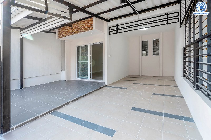 บ้านมือสองตกแต่งใหม่ ทำเลติดถนนราชพฤกษ์ ใกล้วงเวียนพระรามห้า โครงการ พฤกษาทาวน์ เนื้อที่ 21.7 ตร.ว. 3 ห้องนอน 2 ห้องน้ำ หน้ากว้าง 6 เมตร ตกแต่ง/ต่อเติม หิ้วกระเป๋าพร้อมอยู่ คุ้มยิ่งกว่าคุ้ม! จองเลย!...