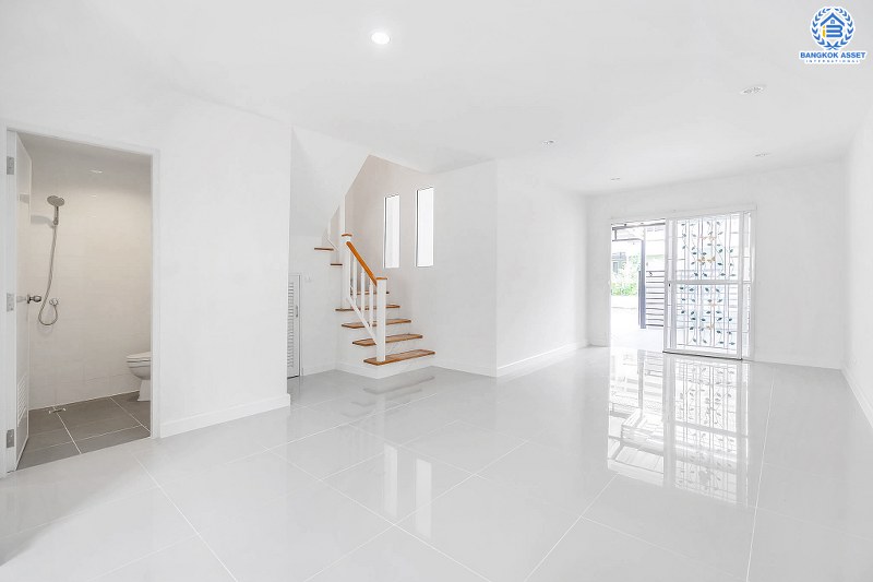 บ้านมือสองตกแต่งใหม่ ทำเลติดถนนราชพฤกษ์ ใกล้วงเวียนพระรามห้า โครงการ พฤกษาทาวน์ เนื้อที่ 21.7 ตร.ว. 3 ห้องนอน 2 ห้องน้ำ หน้ากว้าง 6 เมตร ตกแต่ง/ต่อเติม หิ้วกระเป๋าพร้อมอยู่ คุ้มยิ่งกว่าคุ้ม! จองเลย!...