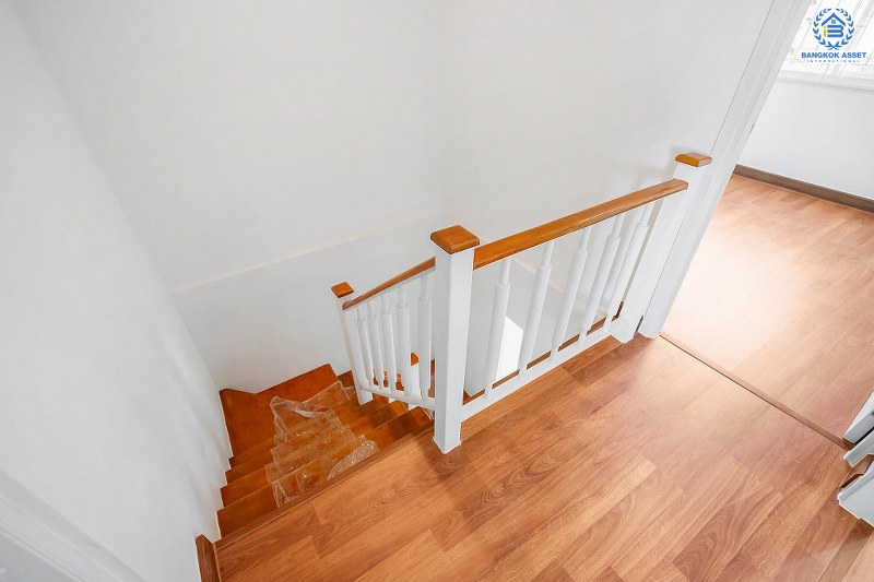 บ้านมือสองตกแต่งใหม่ ทำเลติดถนนราชพฤกษ์ ใกล้วงเวียนพระรามห้า โครงการ พฤกษาทาวน์ เนื้อที่ 21.7 ตร.ว. 3 ห้องนอน 2 ห้องน้ำ หน้ากว้าง 6 เมตร ตกแต่ง/ต่อเติม หิ้วกระเป๋าพร้อมอยู่ คุ้มยิ่งกว่าคุ้ม! จองเลย!...