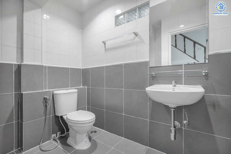 บ้านมือสองตกแต่งใหม่ โซนเมือง! ม.เจ้าพระยา รัตนาธิเบศร์-ราชพฤกษ์ เนื้อที่ 21 ตร.ว. ฟังก์ชั่น 3 ห้องนอน 2 ห้องน้ำ หน้ากว้าง 6 เมตร ตอบโจทย์ทุกการอยู่อาศัย บนทำเลดีที่สุด ติดกับตลาดเจ้าพระยา พร้อม Connect ทุกเส้นทาง เพียง 5 นาทีถึง MRT สายสีม่วง "สถานีบางพลู" ราคาพิเศษสุด!