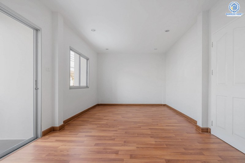 บ้านมือสองตกแต่งใหม่ โซนเมือง! ม.เจ้าพระยา รัตนาธิเบศร์-ราชพฤกษ์ เนื้อที่ 21 ตร.ว. ฟังก์ชั่น 3 ห้องนอน 2 ห้องน้ำ หน้ากว้าง 6 เมตร ตอบโจทย์ทุกการอยู่อาศัย บนทำเลดีที่สุด ติดกับตลาดเจ้าพระยา พร้อม Connect ทุกเส้นทาง เพียง 5 นาทีถึง MRT สายสีม่วง "สถานีบางพลู" ราคาพิเศษสุด!