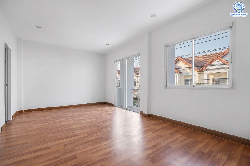 บ้านมือสองตกแต่งใหม่ โซนเมือง! ม.เจ้าพระยา รัตนาธิเบศร์-ราชพฤกษ์ เนื้อที่ 21 ตร.ว. ฟังก์ชั่น 3 ห้องนอน 2 ห้องน้ำ หน้ากว้าง 6 เมตร ตอบโจทย์ทุกการอยู่อาศัย บนทำเลดีที่สุด ติดกับตลาดเจ้าพระยา พร้อม Connect ทุกเส้นทาง เพียง 5 นาทีถึง MRT สายสีม่วง "สถานีบางพลู" ราคาพิเศษสุด!