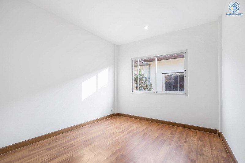 บ้านมือสองตกแต่งใหม่ โซนเมือง! ม.เจ้าพระยา รัตนาธิเบศร์-ราชพฤกษ์ เนื้อที่ 21 ตร.ว. ฟังก์ชั่น 3 ห้องนอน 2 ห้องน้ำ หน้ากว้าง 6 เมตร ตอบโจทย์ทุกการอยู่อาศัย บนทำเลดีที่สุด ติดกับตลาดเจ้าพระยา พร้อม Connect ทุกเส้นทาง เพียง 5 นาทีถึง MRT สายสีม่วง "สถานีบางพลู" ราคาพิเศษสุด!