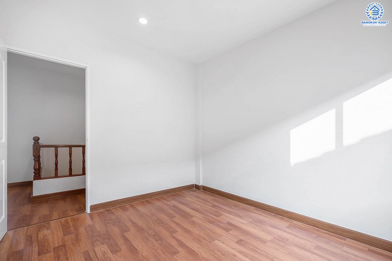 บ้านมือสองตกแต่งใหม่ โซนเมือง! ม.เจ้าพระยา รัตนาธิเบศร์-ราชพฤกษ์ เนื้อที่ 21 ตร.ว. ฟังก์ชั่น 3 ห้องนอน 2 ห้องน้ำ หน้ากว้าง 6 เมตร ตอบโจทย์ทุกการอยู่อาศัย บนทำเลดีที่สุด ติดกับตลาดเจ้าพระยา พร้อม Connect ทุกเส้นทาง เพียง 5 นาทีถึง MRT สายสีม่วง "สถานีบางพลู" ราคาพิเศษสุด!