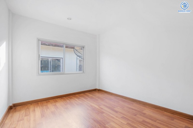 บ้านมือสองตกแต่งใหม่ โซนเมือง! ม.เจ้าพระยา รัตนาธิเบศร์-ราชพฤกษ์ เนื้อที่ 21 ตร.ว. ฟังก์ชั่น 3 ห้องนอน 2 ห้องน้ำ หน้ากว้าง 6 เมตร ตอบโจทย์ทุกการอยู่อาศัย บนทำเลดีที่สุด ติดกับตลาดเจ้าพระยา พร้อม Connect ทุกเส้นทาง เพียง 5 นาทีถึง MRT สายสีม่วง "สถานีบางพลู" ราคาพิเศษสุด!