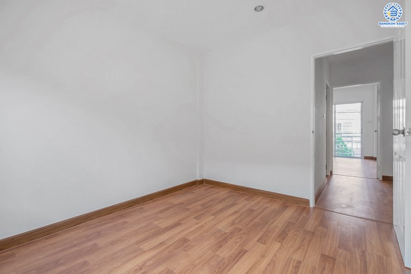 บ้านมือสองตกแต่งใหม่ โซนเมือง! ม.เจ้าพระยา รัตนาธิเบศร์-ราชพฤกษ์ เนื้อที่ 21 ตร.ว. ฟังก์ชั่น 3 ห้องนอน 2 ห้องน้ำ หน้ากว้าง 6 เมตร ตอบโจทย์ทุกการอยู่อาศัย บนทำเลดีที่สุด ติดกับตลาดเจ้าพระยา พร้อม Connect ทุกเส้นทาง เพียง 5 นาทีถึง MRT สายสีม่วง "สถานีบางพลู" ราคาพิเศษสุด!