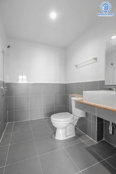 บ้านมือสองตกแต่งใหม่ โซนเมือง! ม.เจ้าพระยา รัตนาธิเบศร์-ราชพฤกษ์ เนื้อที่ 21 ตร.ว. ฟังก์ชั่น 3 ห้องนอน 2 ห้องน้ำ หน้ากว้าง 6 เมตร ตอบโจทย์ทุกการอยู่อาศัย บนทำเลดีที่สุด ติดกับตลาดเจ้าพระยา พร้อม Connect ทุกเส้นทาง เพียง 5 นาทีถึง MRT สายสีม่วง "สถานีบางพลู" ราคาพิเศษสุด!