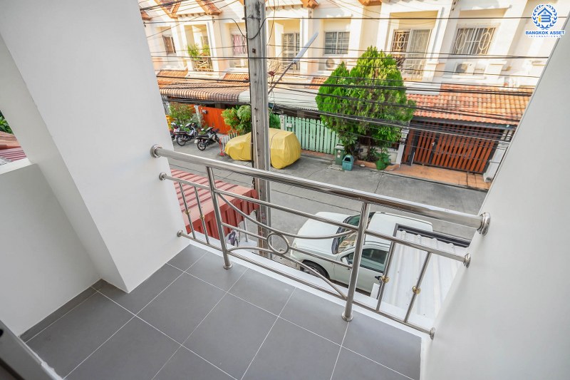 บ้านมือสองตกแต่งใหม่ โซนเมือง! ม.เจ้าพระยา รัตนาธิเบศร์-ราชพฤกษ์ เนื้อที่ 21 ตร.ว. ฟังก์ชั่น 3 ห้องนอน 2 ห้องน้ำ หน้ากว้าง 6 เมตร ตอบโจทย์ทุกการอยู่อาศัย บนทำเลดีที่สุด ติดกับตลาดเจ้าพระยา พร้อม Connect ทุกเส้นทาง เพียง 5 นาทีถึง MRT สายสีม่วง "สถานีบางพลู" ราคาพิเศษสุด!