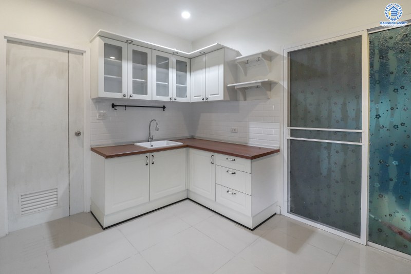 ทาวน์เฮ้าส์มือสองนนทบุรี ห้องมุม! ม.วิลเลตไลท์ รัตนาธิเบศร์ เนื้อที่ 30 ตร.ว. 3 ห้องนอน 2 ห้องน้ำ หน้ากว้าง 6 เมตร บนทำเลเชื่อมต่อ 3 เส้นทางหลัก กาญจนาฯ , ราชพฤกษ์ และรัตนาธิเบศร์ เพียง 7 นาที MRT สถานี "บางพลู" ราคาสุดคุ้ม!...