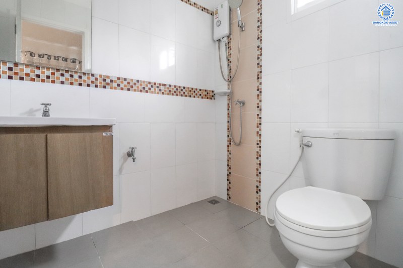 ทาวน์เฮ้าส์มือสองนนทบุรี ห้องมุม! ม.วิลเลตไลท์ รัตนาธิเบศร์ เนื้อที่ 30 ตร.ว. 3 ห้องนอน 2 ห้องน้ำ หน้ากว้าง 6 เมตร บนทำเลเชื่อมต่อ 3 เส้นทางหลัก กาญจนาฯ , ราชพฤกษ์ และรัตนาธิเบศร์ เพียง 7 นาที MRT สถานี "บางพลู" ราคาสุดคุ้ม!...