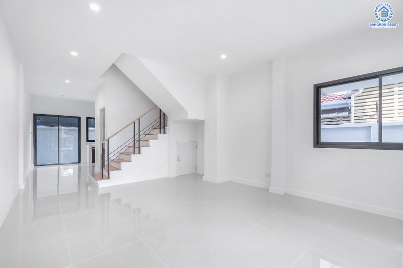 บ้านมือสองตกแต่งใหม่ ห้องมุม! ม.เกตุนุติการ์เด้น ลาดพร้าว71 เนื้อที่ 32.5 ตร.ว. ฟังก์ชั่น 3 ห้องนอน 3 ห้องน้ำ โปร่งกว้าง พร้อมอยู่! ทำเลใจกลางเมือง เชื่อมต่อทั้งถนนเกษตร-นวมินทร์ , ลาดพร้าว , รัชโยธินฯ ใกล้ทางด่วนรามอินทรา เดินทางสะดวกสบาย ด้วยรถไฟฟ้าสายสีน้ำตาล "สถานีโรงเรียนสตรีวิทยา2"