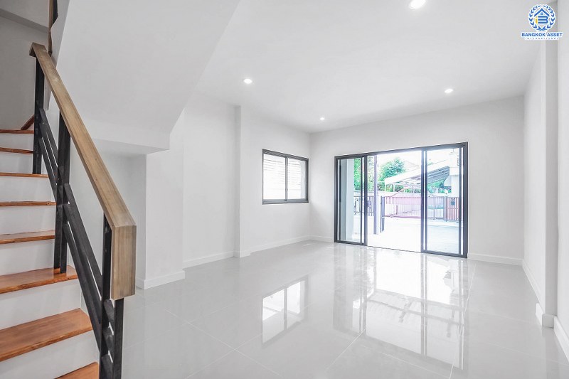 บ้านมือสองตกแต่งใหม่ ห้องมุม! ม.เกตุนุติการ์เด้น ลาดพร้าว71 เนื้อที่ 32.5 ตร.ว. ฟังก์ชั่น 3 ห้องนอน 3 ห้องน้ำ โปร่งกว้าง พร้อมอยู่! ทำเลใจกลางเมือง เชื่อมต่อทั้งถนนเกษตร-นวมินทร์ , ลาดพร้าว , รัชโยธินฯ ใกล้ทางด่วนรามอินทรา เดินทางสะดวกสบาย ด้วยรถไฟฟ้าสายสีน้ำตาล "สถานีโรงเรียนสตรีวิทยา2"