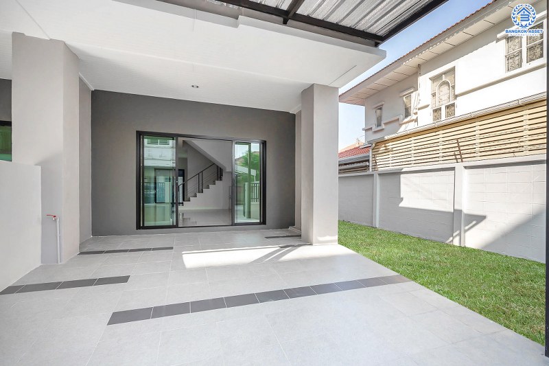 บ้านมือสองตกแต่งใหม่ ห้องมุม! ม.เกตุนุติการ์เด้น ลาดพร้าว71 เนื้อที่ 32.5 ตร.ว. ฟังก์ชั่น 3 ห้องนอน 3 ห้องน้ำ โปร่งกว้าง พร้อมอยู่! ทำเลใจกลางเมือง เชื่อมต่อทั้งถนนเกษตร-นวมินทร์ , ลาดพร้าว , รัชโยธินฯ ใกล้ทางด่วนรามอินทรา เดินทางสะดวกสบาย ด้วยรถไฟฟ้าสายสีน้ำตาล "สถานีโรงเรียนสตรีวิทยา2"