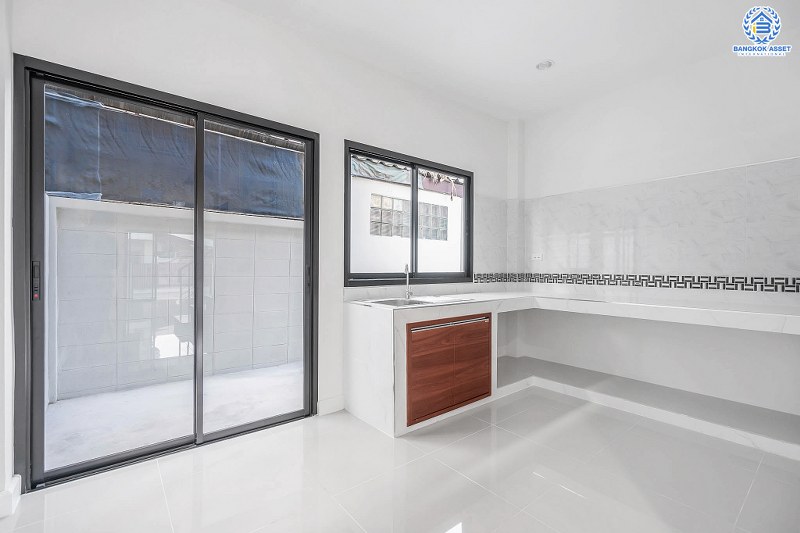 บ้านมือสองตกแต่งใหม่ ห้องมุม! ม.เกตุนุติการ์เด้น ลาดพร้าว71 เนื้อที่ 32.5 ตร.ว. ฟังก์ชั่น 3 ห้องนอน 3 ห้องน้ำ โปร่งกว้าง พร้อมอยู่! ทำเลใจกลางเมือง เชื่อมต่อทั้งถนนเกษตร-นวมินทร์ , ลาดพร้าว , รัชโยธินฯ ใกล้ทางด่วนรามอินทรา เดินทางสะดวกสบาย ด้วยรถไฟฟ้าสายสีน้ำตาล "สถานีโรงเรียนสตรีวิทยา2"