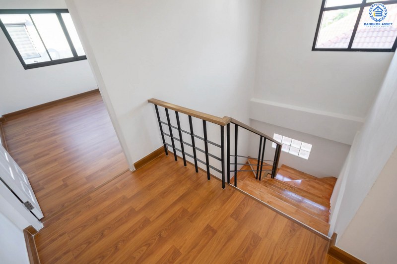 บ้านมือสองตกแต่งใหม่ ห้องมุม! ม.เกตุนุติการ์เด้น ลาดพร้าว71 เนื้อที่ 32.5 ตร.ว. ฟังก์ชั่น 3 ห้องนอน 3 ห้องน้ำ โปร่งกว้าง พร้อมอยู่! ทำเลใจกลางเมือง เชื่อมต่อทั้งถนนเกษตร-นวมินทร์ , ลาดพร้าว , รัชโยธินฯ ใกล้ทางด่วนรามอินทรา เดินทางสะดวกสบาย ด้วยรถไฟฟ้าสายสีน้ำตาล "สถานีโรงเรียนสตรีวิทยา2"