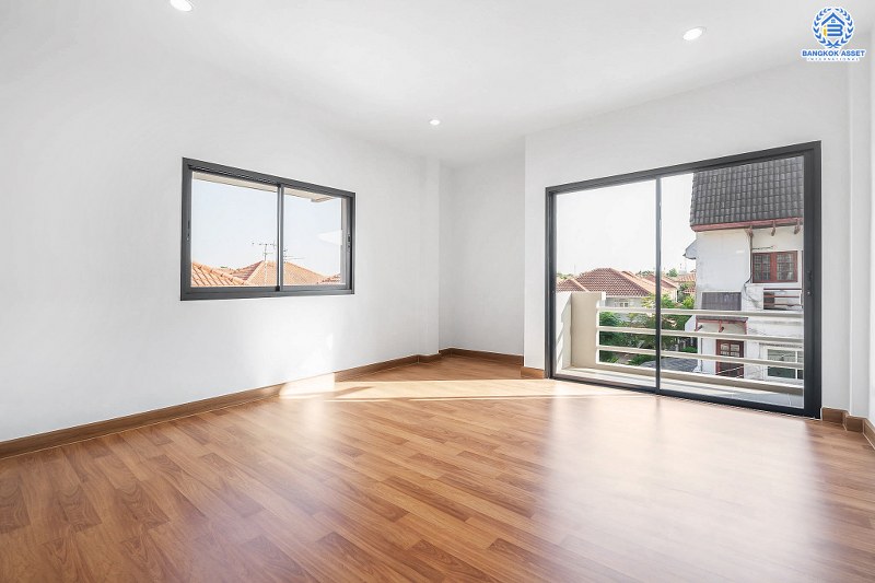 บ้านมือสองตกแต่งใหม่ ห้องมุม! ม.เกตุนุติการ์เด้น ลาดพร้าว71 เนื้อที่ 32.5 ตร.ว. ฟังก์ชั่น 3 ห้องนอน 3 ห้องน้ำ โปร่งกว้าง พร้อมอยู่! ทำเลใจกลางเมือง เชื่อมต่อทั้งถนนเกษตร-นวมินทร์ , ลาดพร้าว , รัชโยธินฯ ใกล้ทางด่วนรามอินทรา เดินทางสะดวกสบาย ด้วยรถไฟฟ้าสายสีน้ำตาล "สถานีโรงเรียนสตรีวิทยา2"