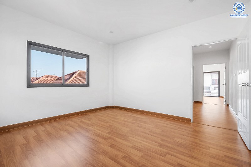 บ้านมือสองตกแต่งใหม่ ห้องมุม! ม.เกตุนุติการ์เด้น ลาดพร้าว71 เนื้อที่ 32.5 ตร.ว. ฟังก์ชั่น 3 ห้องนอน 3 ห้องน้ำ โปร่งกว้าง พร้อมอยู่! ทำเลใจกลางเมือง เชื่อมต่อทั้งถนนเกษตร-นวมินทร์ , ลาดพร้าว , รัชโยธินฯ ใกล้ทางด่วนรามอินทรา เดินทางสะดวกสบาย ด้วยรถไฟฟ้าสายสีน้ำตาล "สถานีโรงเรียนสตรีวิทยา2"