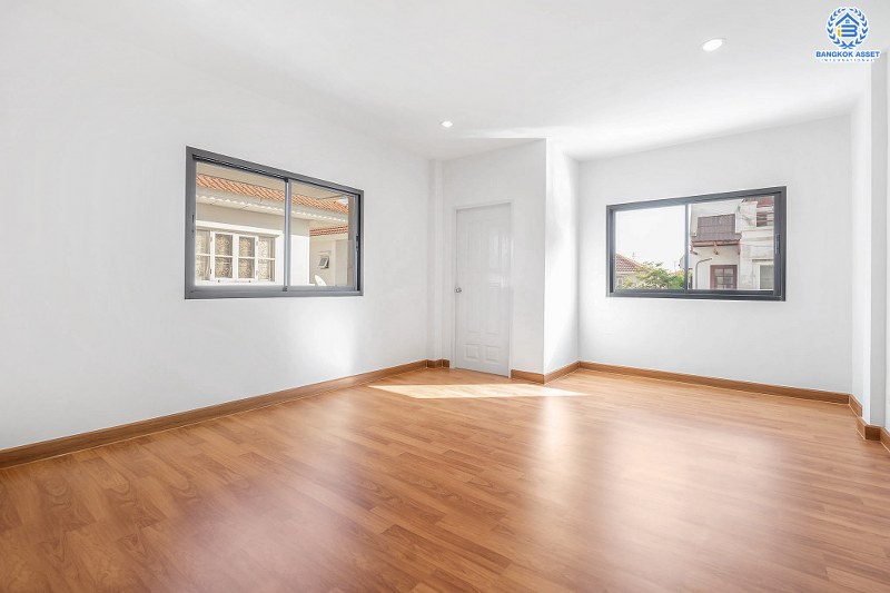 บ้านมือสองตกแต่งใหม่ ห้องมุม! ม.เกตุนุติการ์เด้น ลาดพร้าว71 เนื้อที่ 32.5 ตร.ว. ฟังก์ชั่น 3 ห้องนอน 3 ห้องน้ำ โปร่งกว้าง พร้อมอยู่! ทำเลใจกลางเมือง เชื่อมต่อทั้งถนนเกษตร-นวมินทร์ , ลาดพร้าว , รัชโยธินฯ ใกล้ทางด่วนรามอินทรา เดินทางสะดวกสบาย ด้วยรถไฟฟ้าสายสีน้ำตาล "สถานีโรงเรียนสตรีวิทยา2"